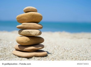 Steinpyramide am Strand